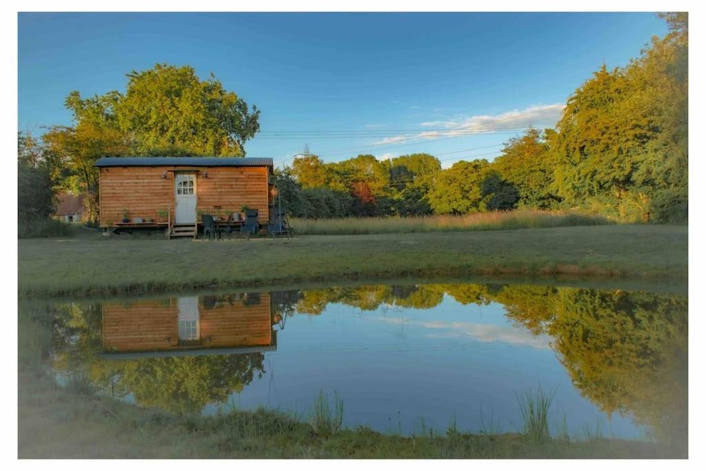 Mountbatten Shepherds Hut & Buckhurst Shepherds Hut Ashford  Exteriör bild