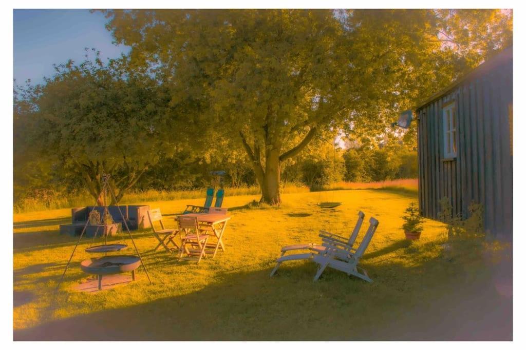 Mountbatten Shepherds Hut & Buckhurst Shepherds Hut Ashford  Exteriör bild