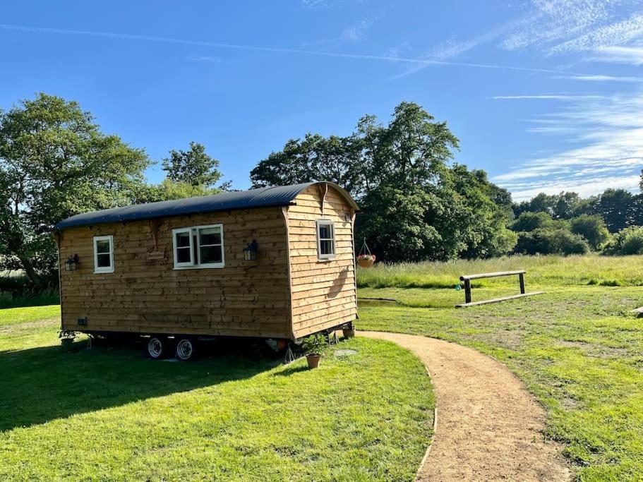 Mountbatten Shepherds Hut & Buckhurst Shepherds Hut Ashford  Exteriör bild