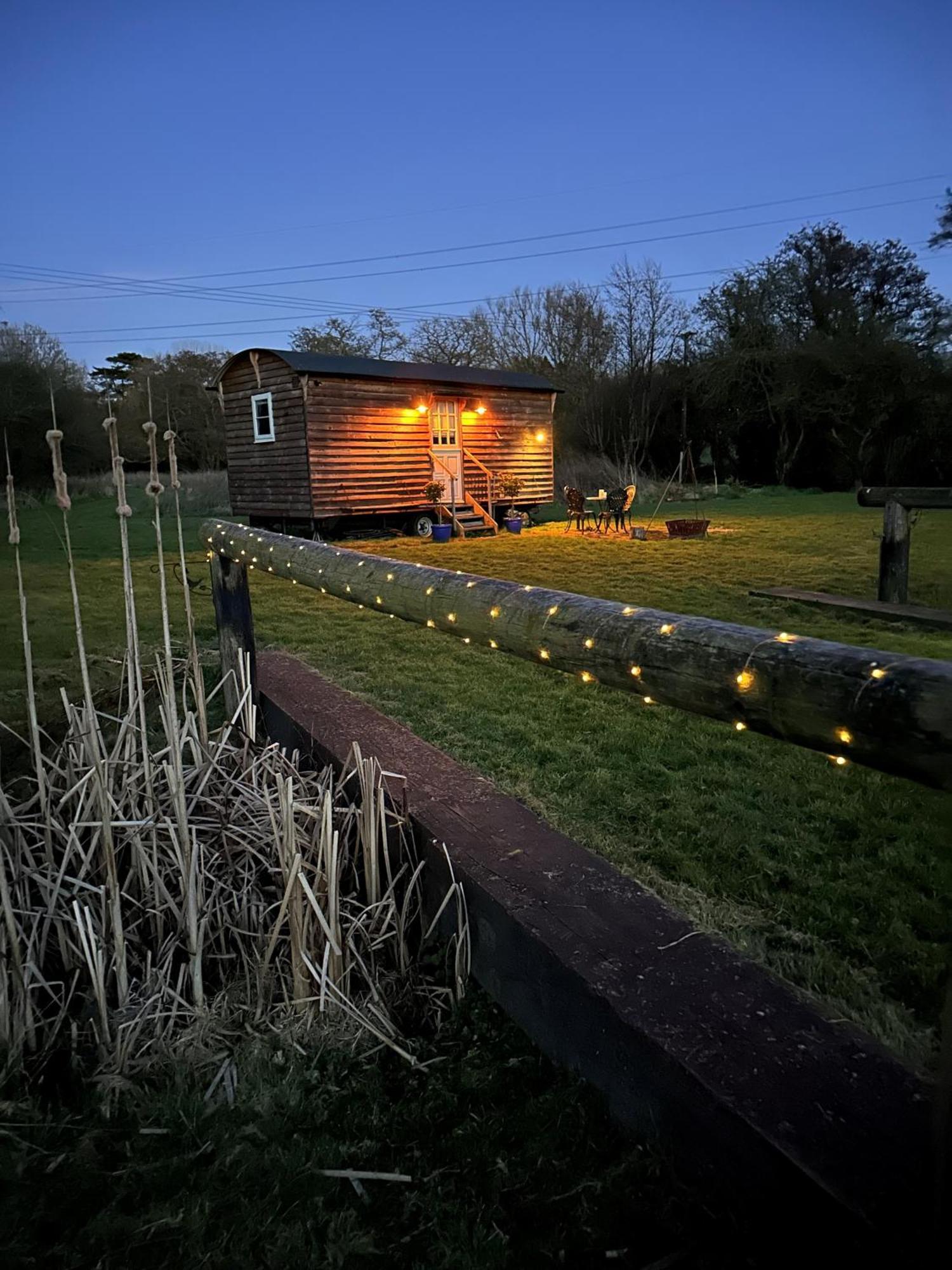 Mountbatten Shepherds Hut & Buckhurst Shepherds Hut Ashford  Exteriör bild