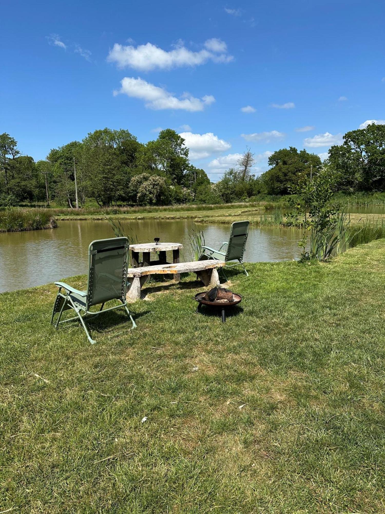 Mountbatten Shepherds Hut & Buckhurst Shepherds Hut Ashford  Exteriör bild